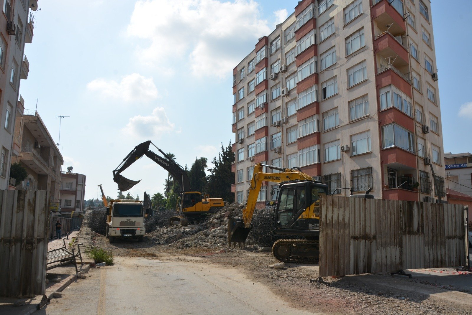 SUNAY ATİLLA ÜSTGEÇİDİNDE YIKIM ÇALIŞMALARI HIZLI ŞEKİLDE SÜRÜYOR 