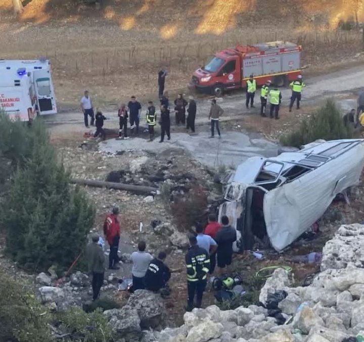 tarım işçisi servisi devrildi: 5 ölü, 14 yaralı