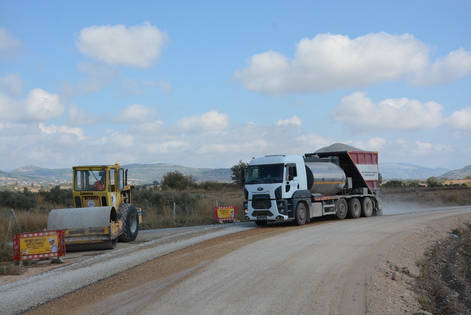 BÜYÜKŞEHİR BELEDİYESİ EKİPLERİNDEN KADELLİ-GÖÇÜK GRUP YOLUNDA SATHİ ASFALT ÇALIŞMASI