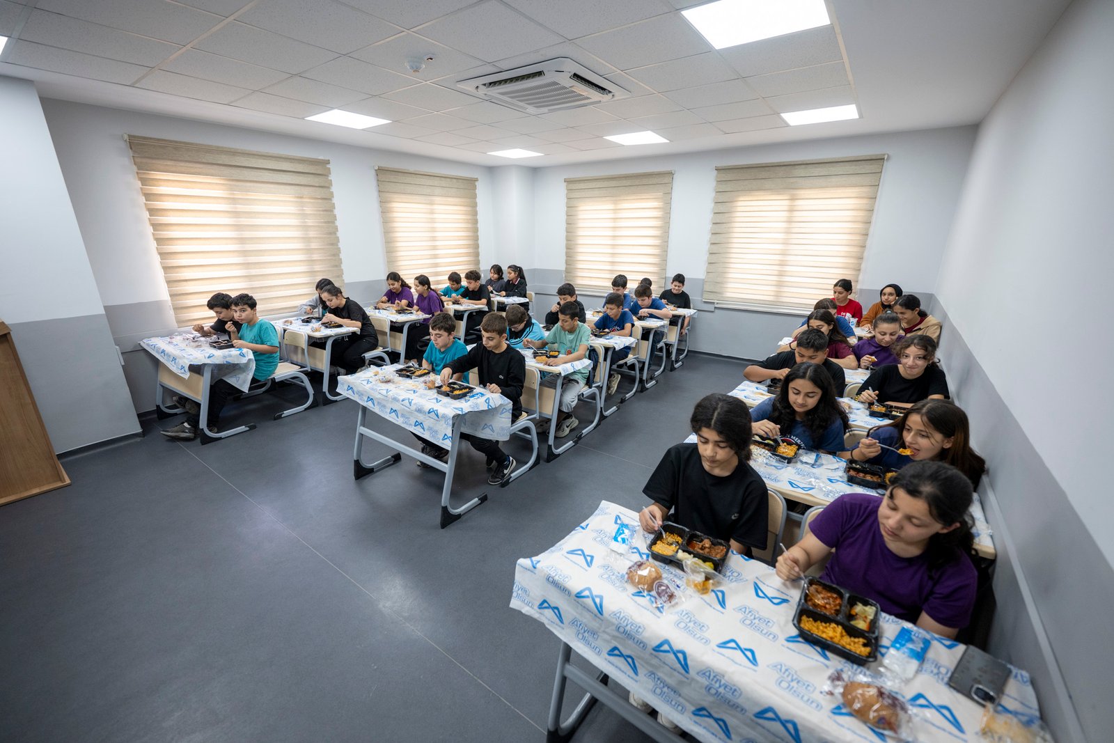 LGS’YE HAZIRLANAN ÖĞRENCİLERİN ÖĞLE YEMEĞİ YİNE BÜYÜKŞEHİR’DEN