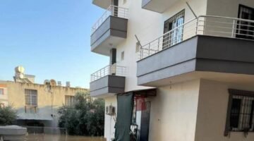 Tarsus’ta su borusu patladı: Site bahçeleri suya gömüldü