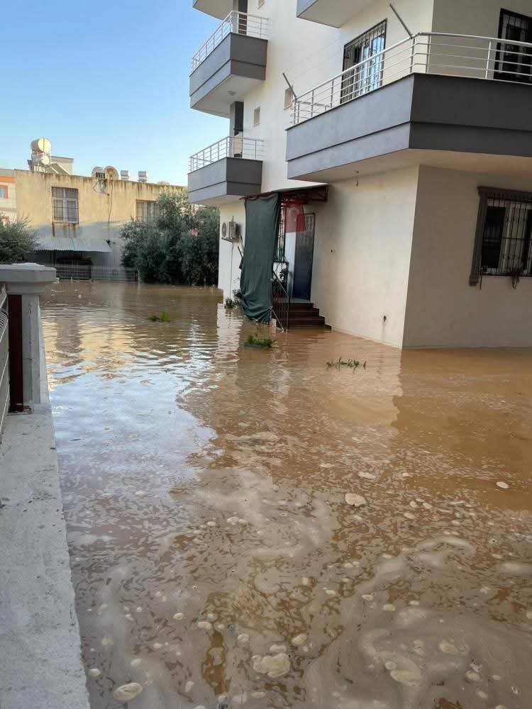 Tarsus’ta su borusu patladı: Site bahçeleri suya gömüldü