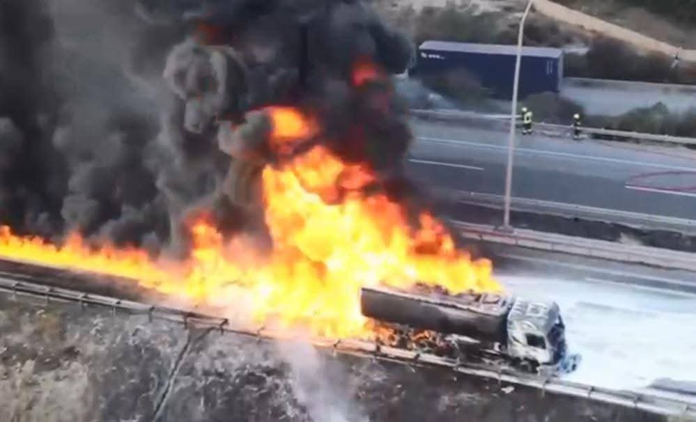 Mersin’de mazot yüklü tanker alev alev yandı