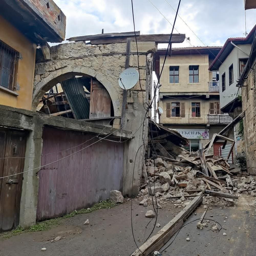 ESKİ BİNA ÇÖKTÜ