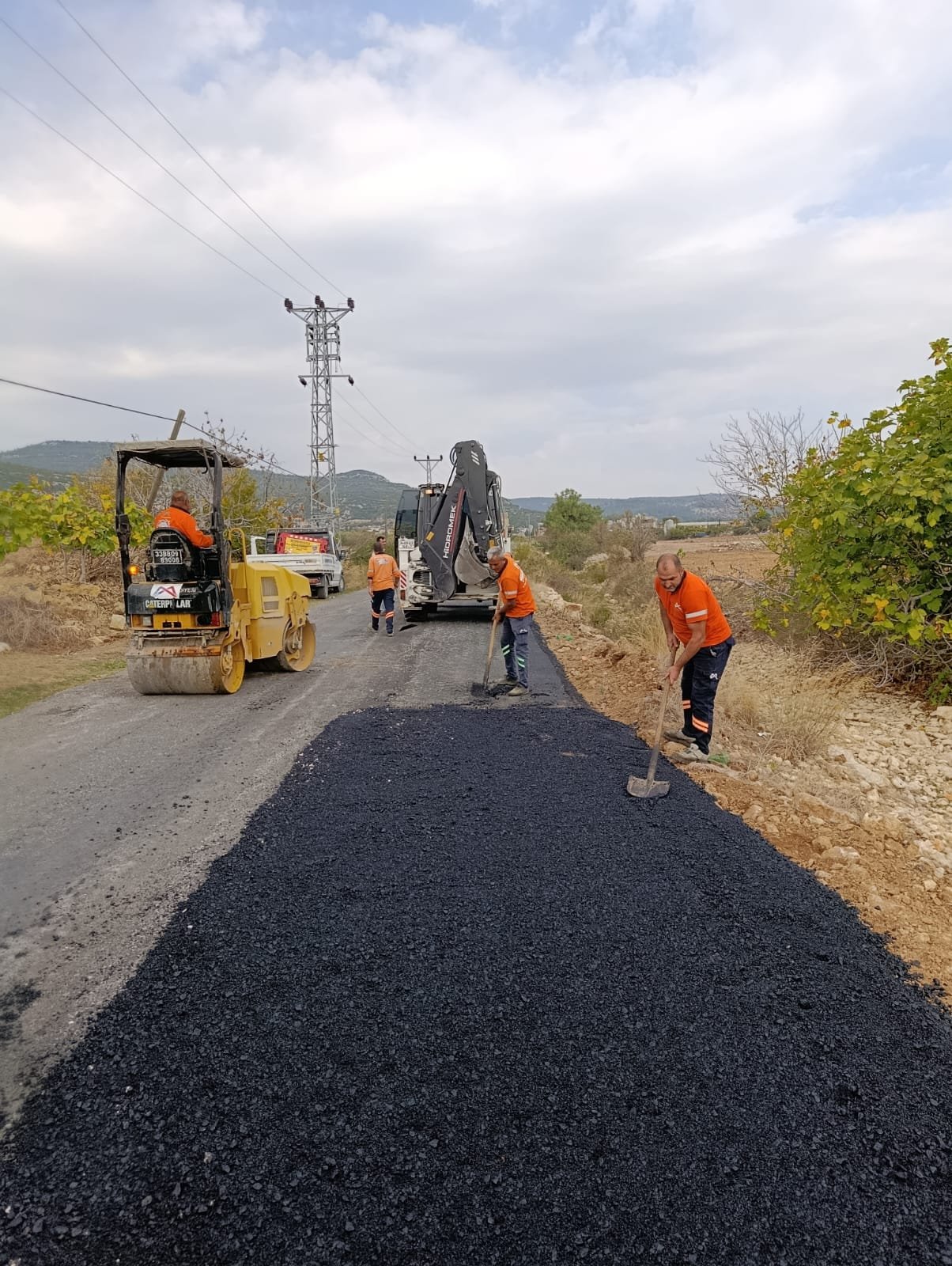 BÜYÜKŞEHİR BELEDİYESİ EKİPLERİ TARSUS’TA YOL ISLAH VE ASFALT YAMA ÇALIŞMALARINA DEVAM EDİYOR