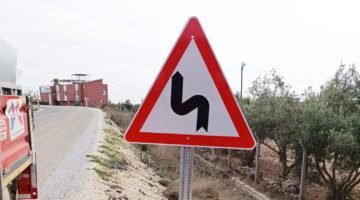 BÜYÜKŞEHİR EKİPLERİNDEN TARSUS’TA KIRSAL MAHALLE YOLLARINDA TRAFİK LEVHASI MONTAJ ÇALIŞMASI