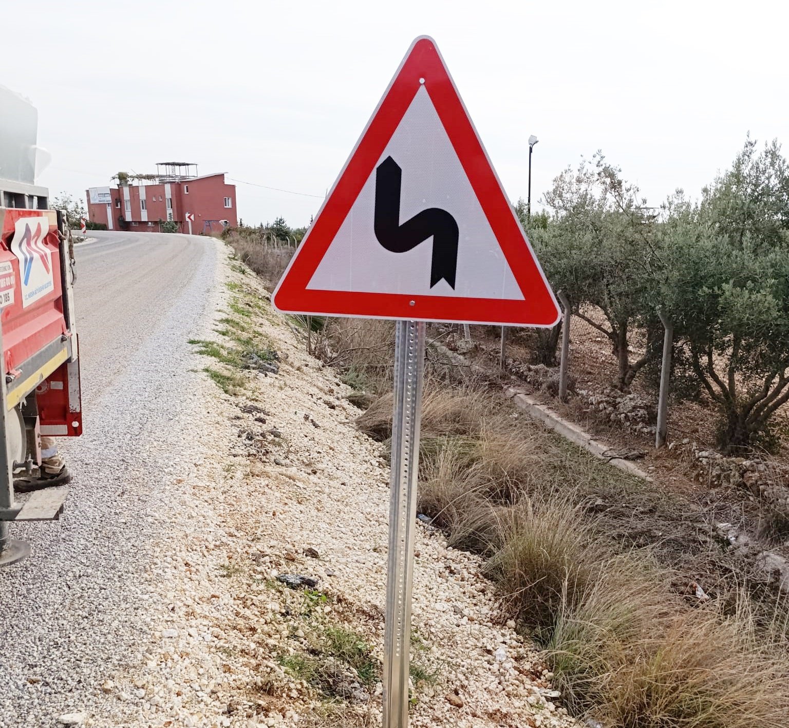 BÜYÜKŞEHİR EKİPLERİNDEN TARSUS’TA KIRSAL MAHALLE YOLLARINDA TRAFİK LEVHASI MONTAJ ÇALIŞMASI
