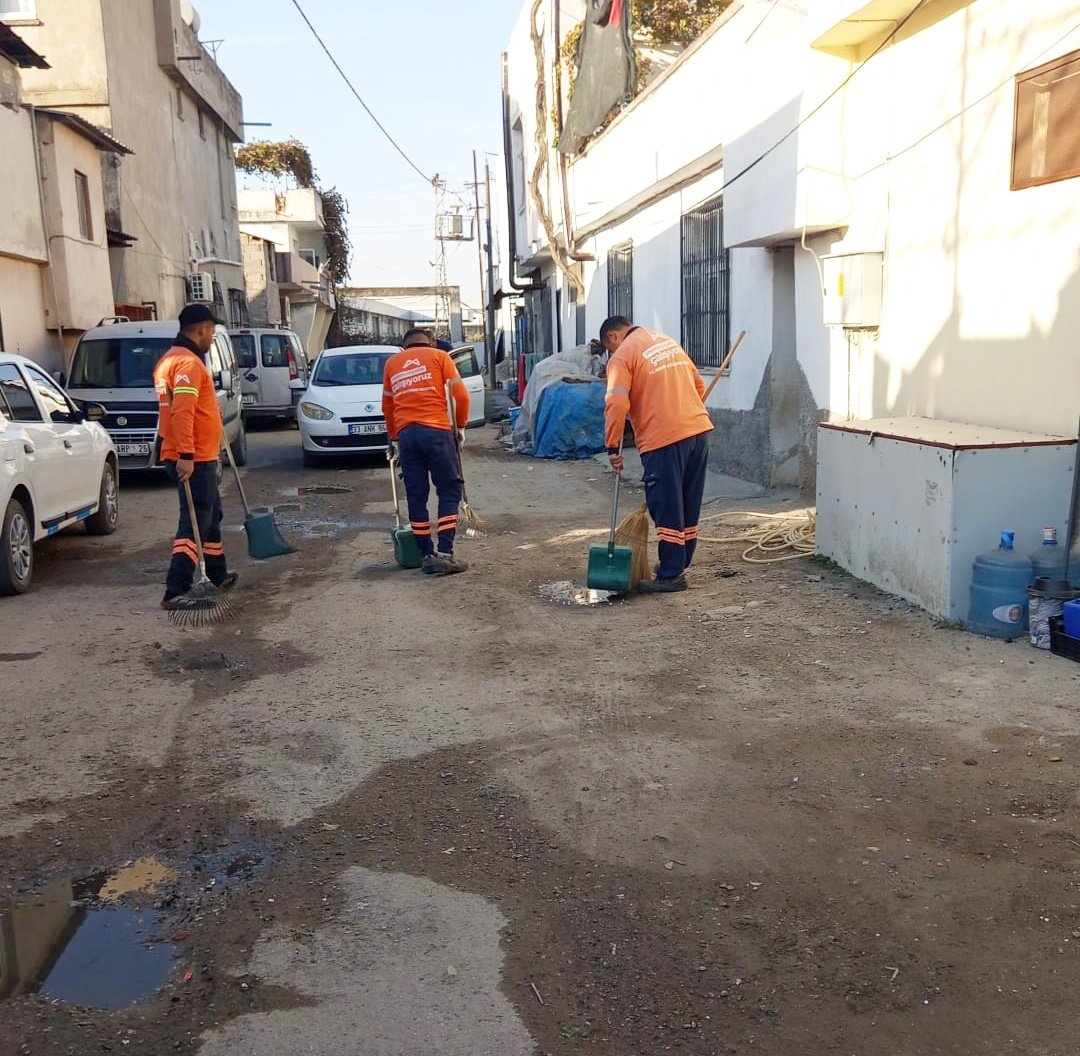 BÜYÜKŞEHİR BELEDİYESİ TARSUS’TA MAHALLE TEMİZLİK ÇALIŞMALARINA DEVAM EDİYOR
