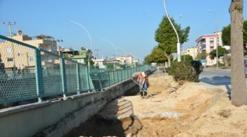 TARSUS’TA CETVEL KANALI YANINDA BOZULAN KALDIRIMLAR BÜYÜKŞEHİR BELEDİYESİ TARAFINDAN DÜZELTİLİYOR
