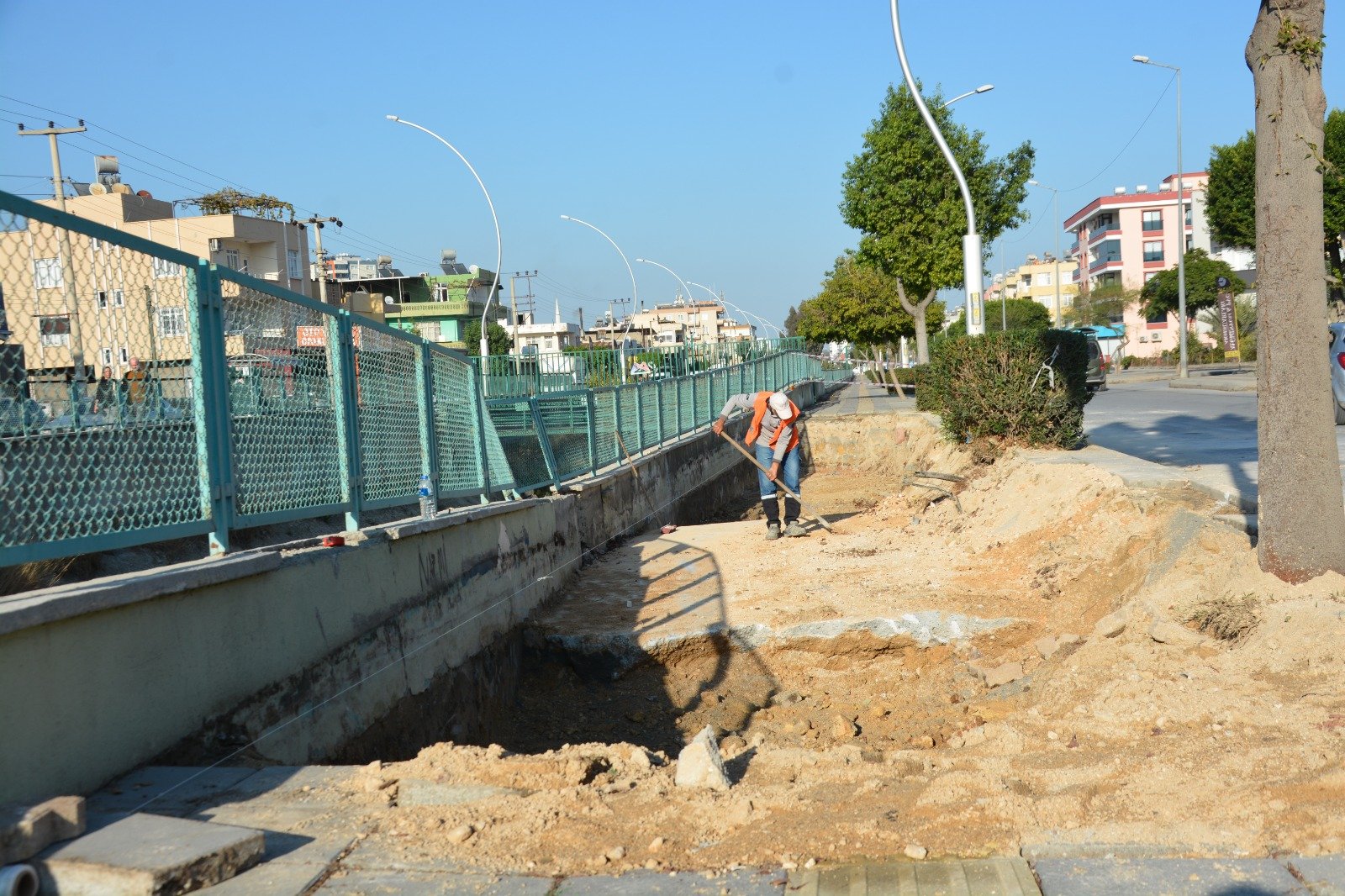 TARSUS’TA CETVEL KANALI YANINDA BOZULAN KALDIRIMLAR BÜYÜKŞEHİR BELEDİYESİ TARAFINDAN DÜZELTİLİYOR