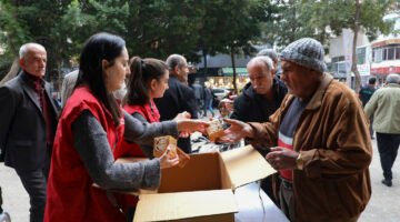 BÜYÜKŞEHİR REGAİP KANDİLİ’NDE 15 BİN KANDİL SİMİDİ DAĞITTI