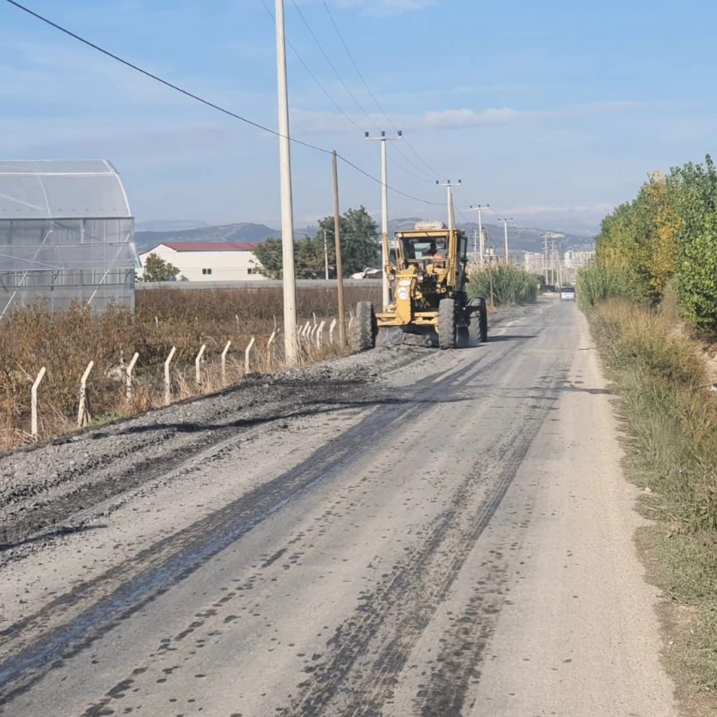 BÜYÜKŞEHİR BELEDİYESİ EKİPLERİ TARSUS’TA YOL YENİLEME FAALİYETLERİNİ SÜRDÜRÜYOR