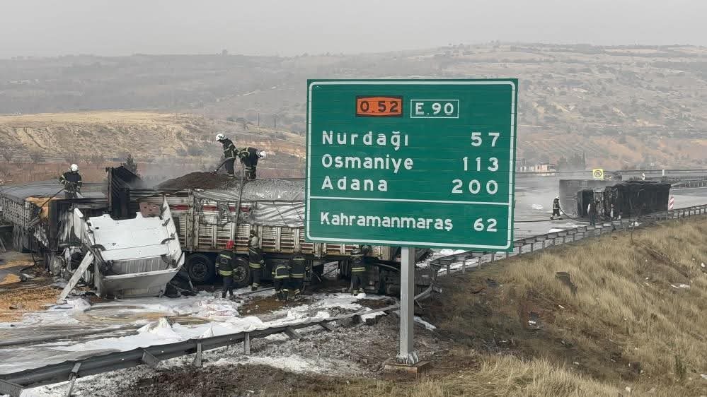 TAG Otoyolu’nda çarpışan 3 tır yandı