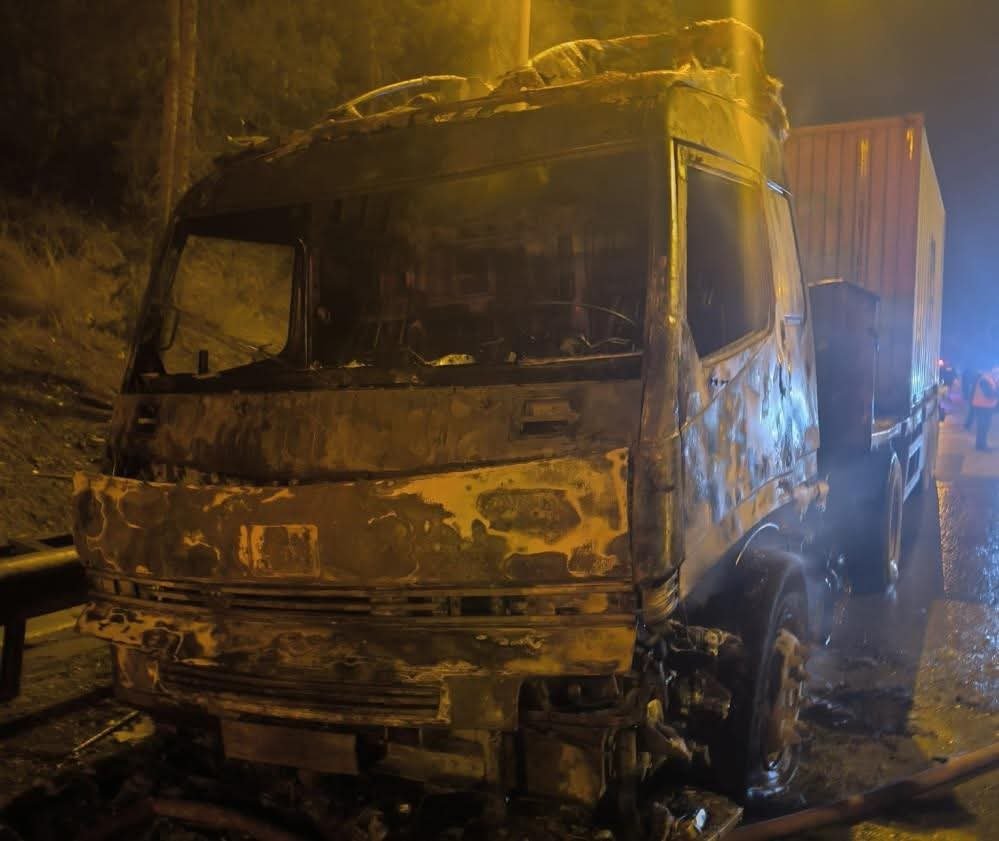 Mersin’de güneş paneli taşıyan tır alev aldı