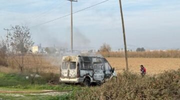 Yol kenarında yakılmış minibüs bulundu