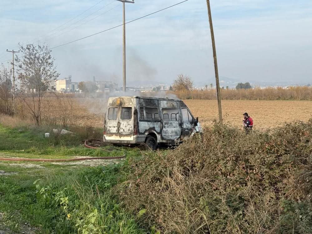 Yol kenarında yakılmış minibüs bulundu