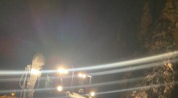 TARSUS YALAMIK MAHALLESİ YOLUNDA DÜŞEN KAYA PARÇALARI BÜYÜKŞEHİR EKİPLERİNCE KALDIRILDI