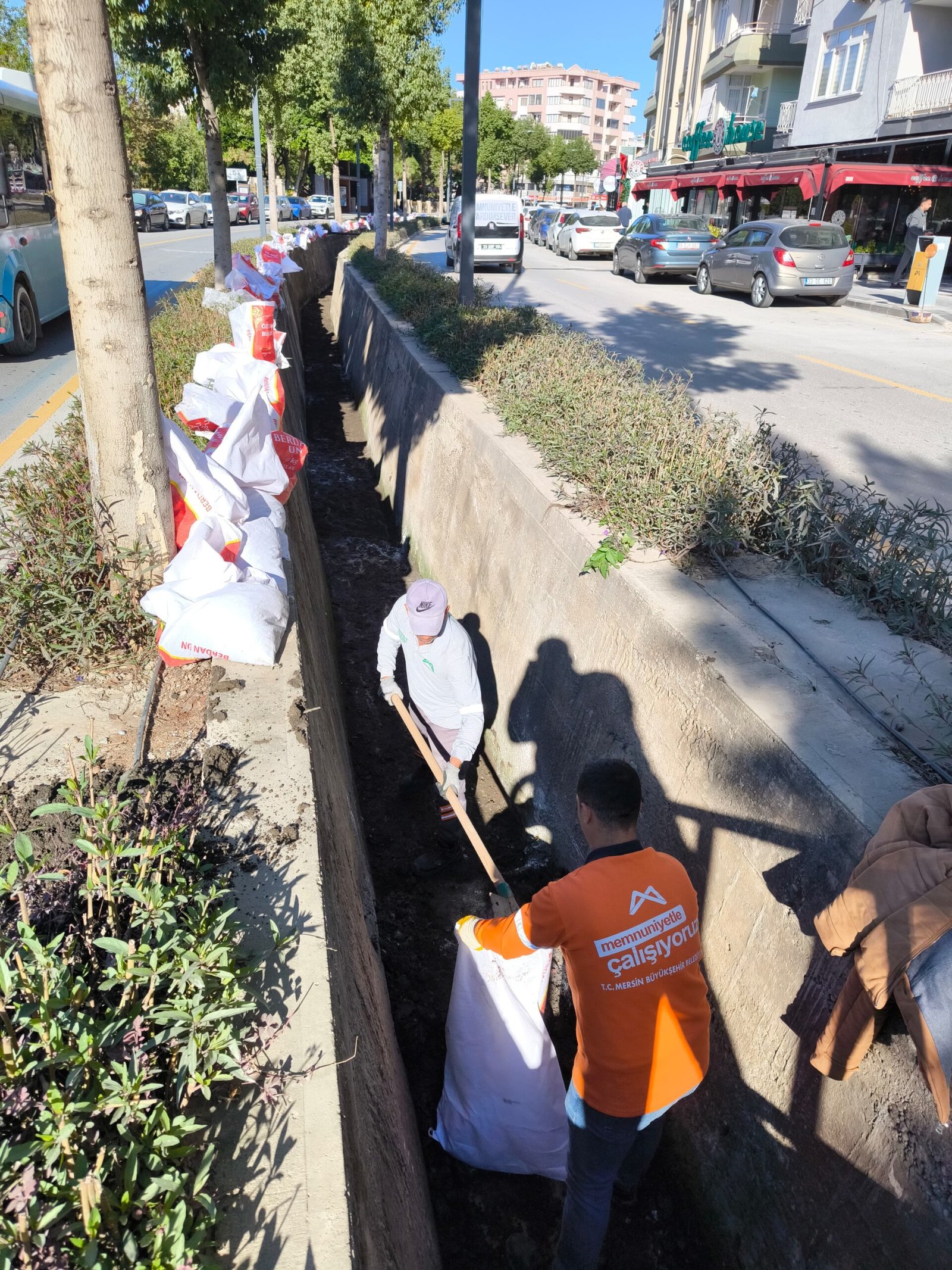 BÜYÜKŞEHİR BELEDİYESİ’NDEN TARSUS’TA MUVAFFAK UYGUR CADDESİ ÜZERİNDE KANAL TEMİZLİK İŞLEMİ