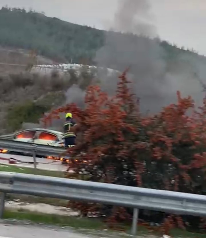 Tarsus’ta Otoyolda Otomobil Alev Aldı