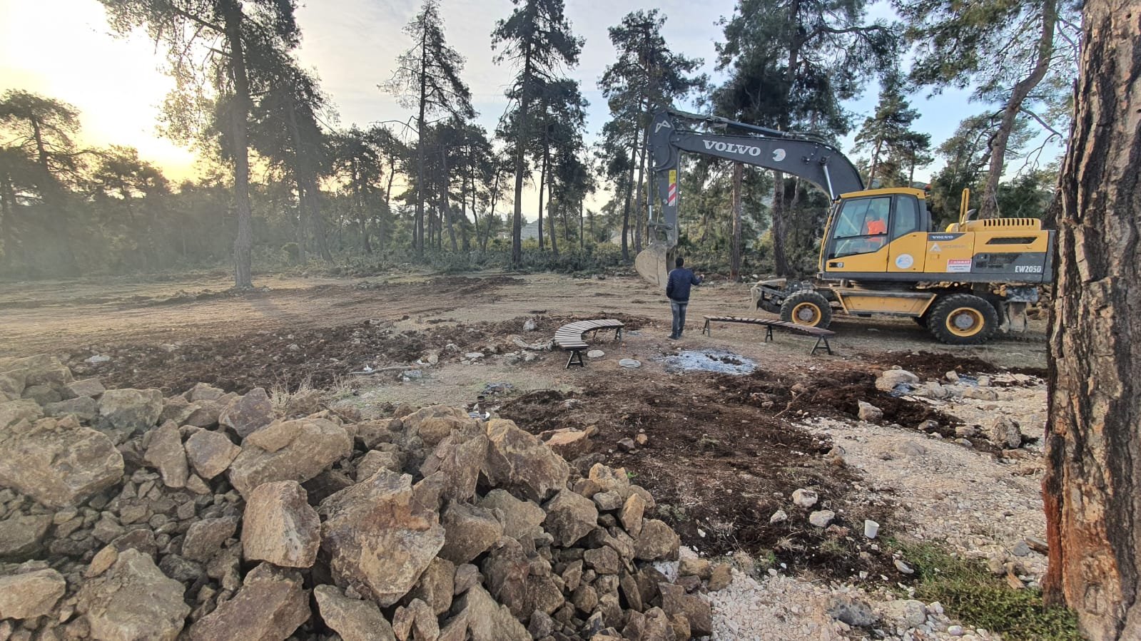 BÜYÜKŞEHİR EKİPLERİ NERGİS ŞENLİĞİ’NİN YAPILACAĞI ALANDA DÜZENLEME ÇALIŞMALARINI SÜRDÜRÜYOR