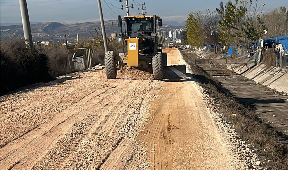 BÜYÜKŞEHİR BELEDİYESİ’NDEN TARSUS’TA ULUBATLI HASAN BULVARI ÜZERİNDE KAPSAMLI ÇALIŞMA