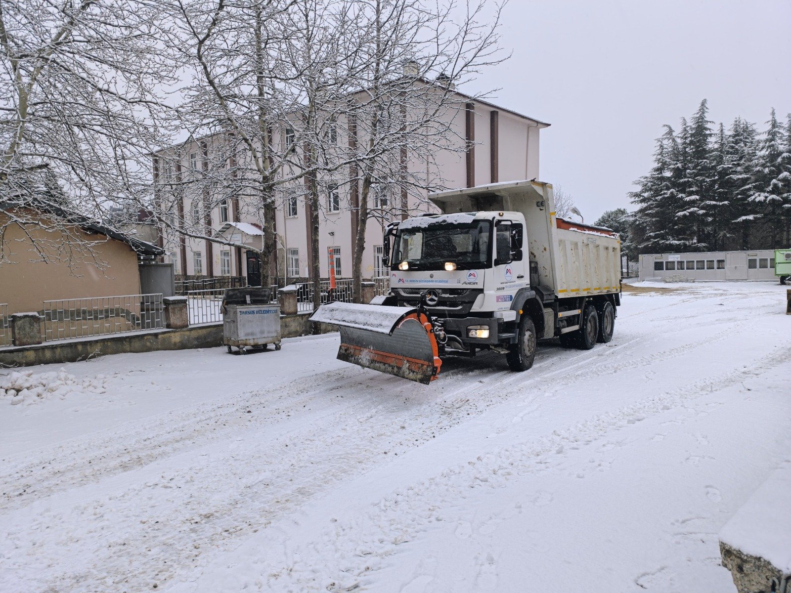 BÜYÜKŞEHİR EKİPLERİNDEN TARSUS VE ÇAMLIYAYLA’DA KAR YAĞIŞININ ARDINDAN HIZLI MÜDAHALE