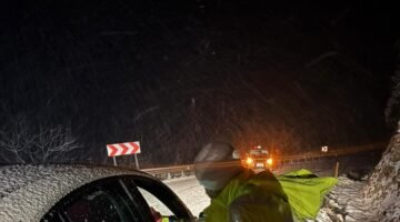 JANDARMA EKİPLERİNDEN YOLDA KALAN SÜRÜCÜLERE YARDIM ELİ