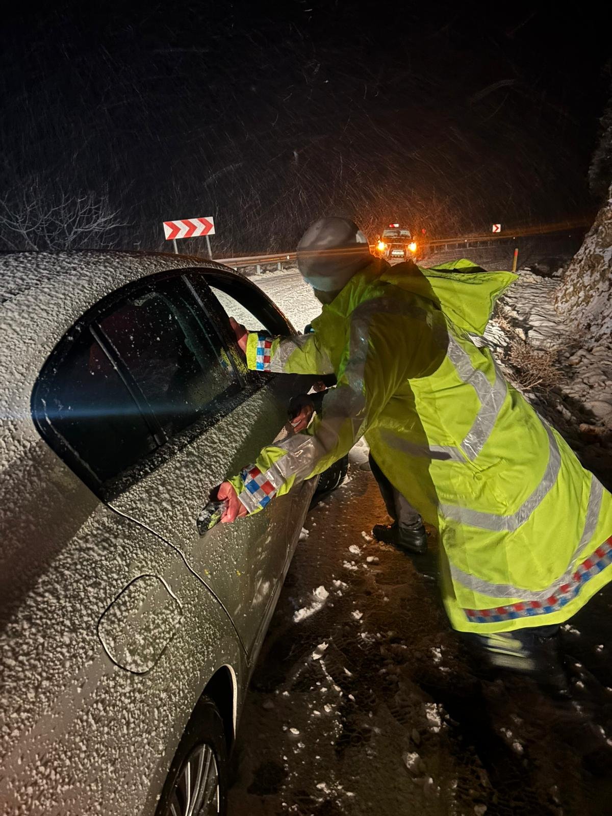 JANDARMA EKİPLERİNDEN YOLDA KALAN SÜRÜCÜLERE YARDIM ELİ