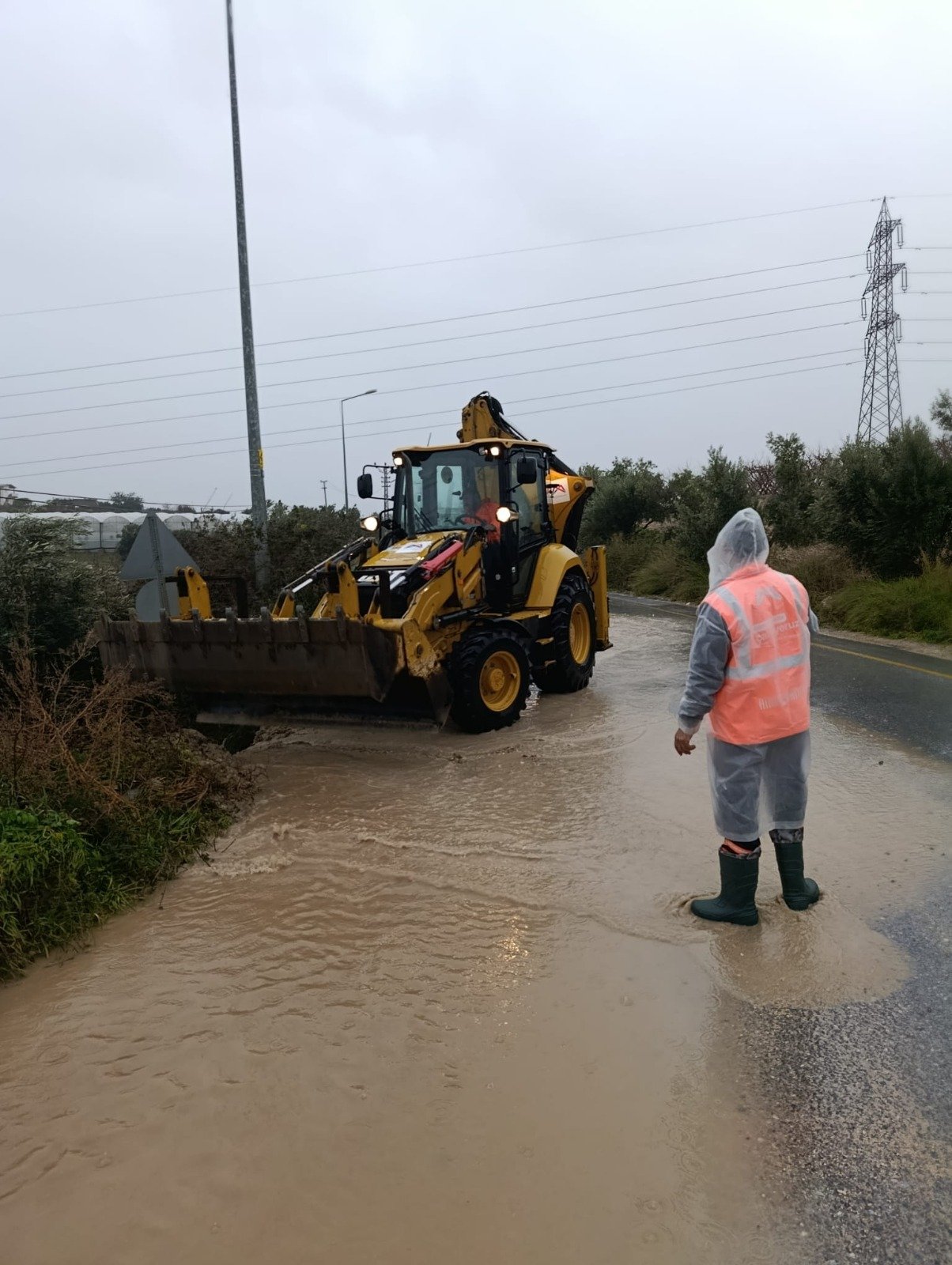 MERSİN BÜYÜKŞEHİR VE MESKİ EKİPLERİNDEN TARSUS’TA ŞİDDETLİ YAĞIŞ MESAİSİ