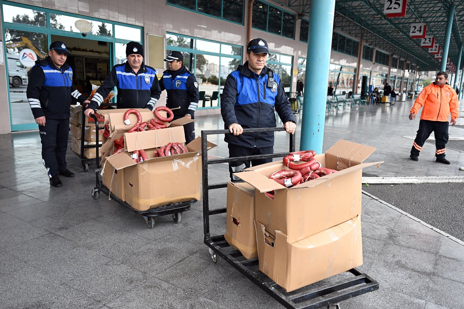 MERSİN BÜYÜKŞEHİR SAĞLIKSIZ KOŞULLARDA GIDA SEVKİYATINA GEÇİT VERMİYOR