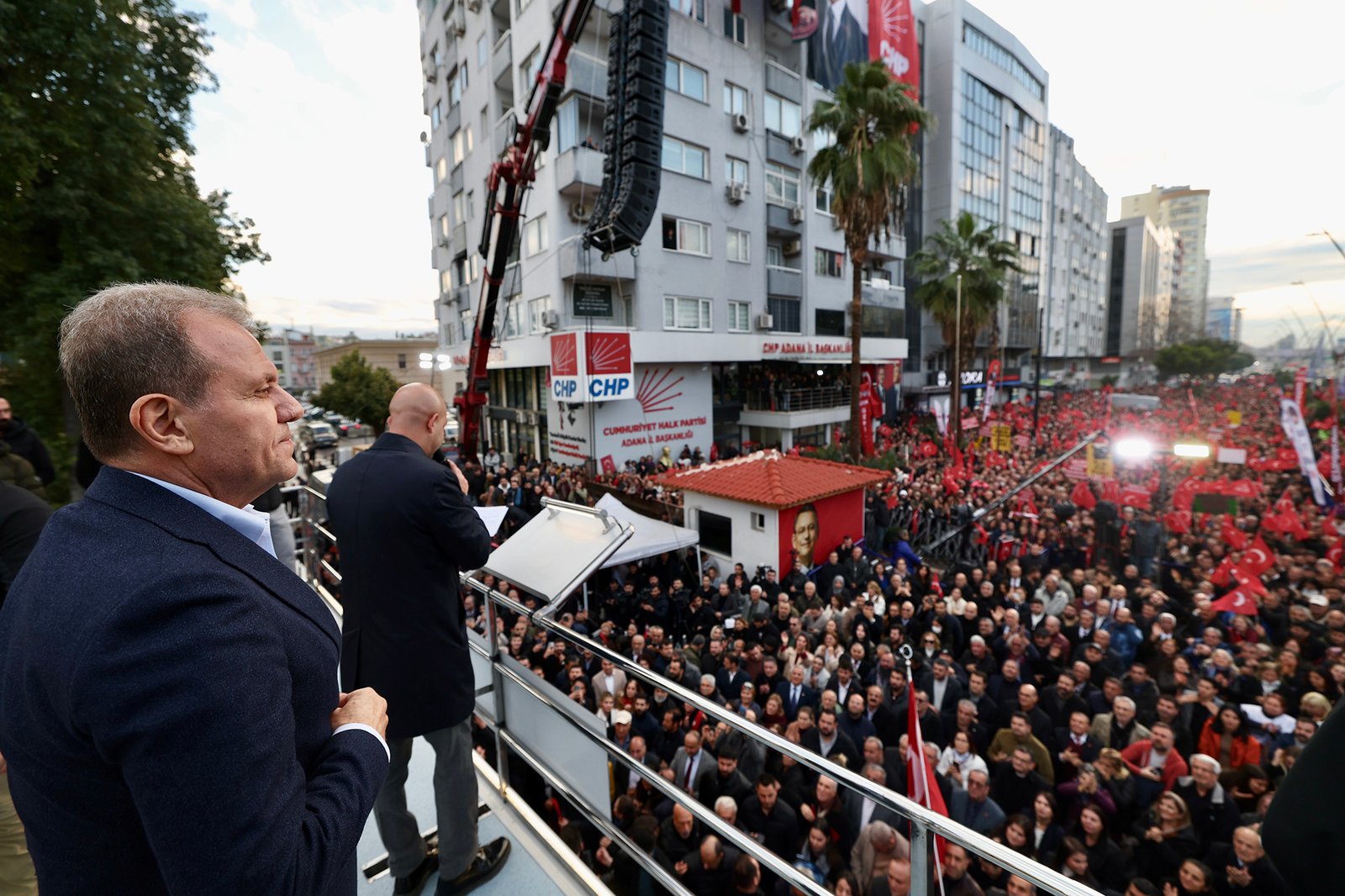 BAŞKAN SEÇER, KARALAR’IN TAHLİYESİ SONRASI ‘BÜYÜK KUCAKLAŞMA MİTİNGİ’NE KATILDI