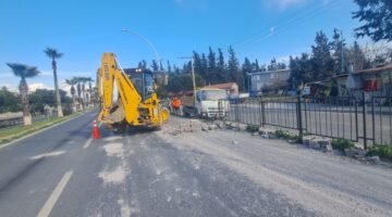 KAMYONDAN KARAYOLUNA DÖKÜLEN BRİKETLERİ BÜYÜKŞEHİR EKİPLERİ TEMİZLEDİ 