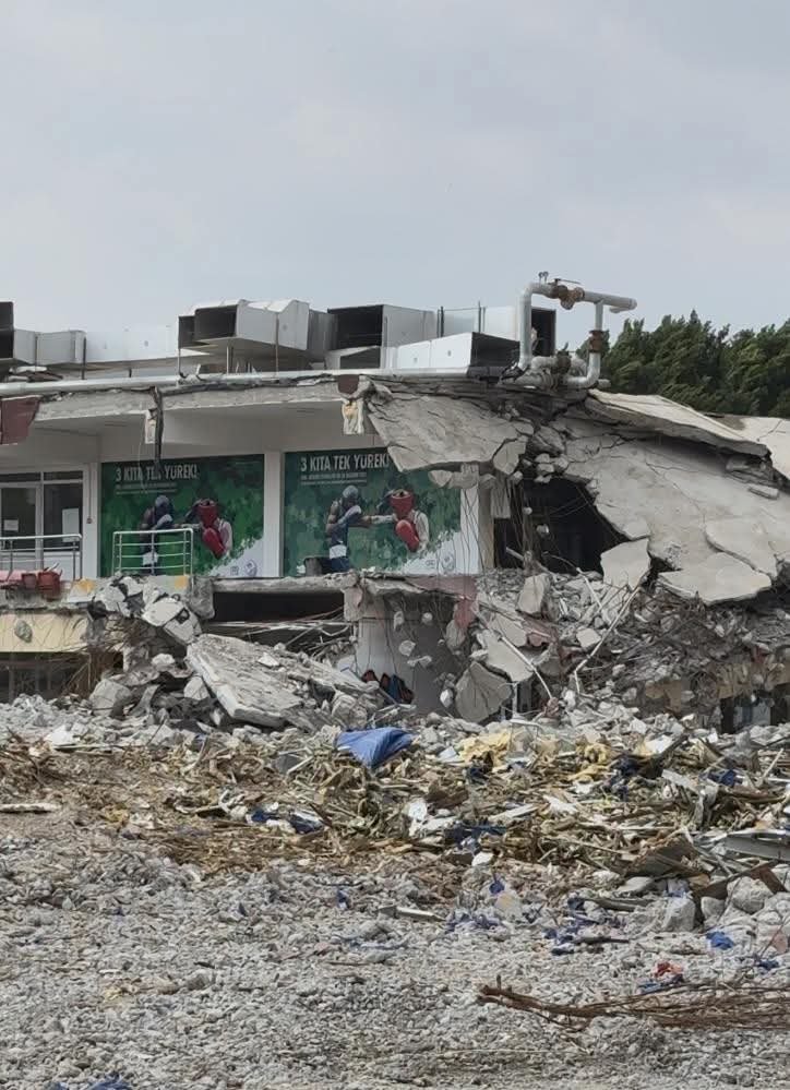 Tarsus’ta 30 yıllık spor salonu yıkılıyor