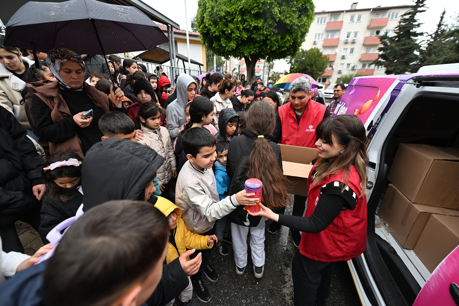 MERSİN BÜYÜKŞEHİR’DEN 13 İLÇEDE 60 BİN ÇOCUĞA BAYRAM HEDİYESİ