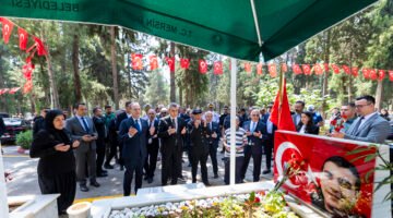 BAŞKAN SEÇER, KURBAN BAYRAMI ARİFESİNDE ŞEHİTLİĞİ ZİYARET ETTİ VE KENT PROTOKOLÜ İLE BAYRAMLAŞTI
