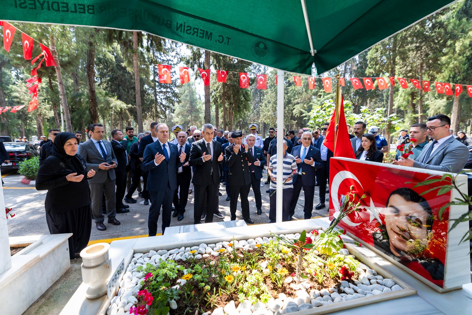 BAŞKAN SEÇER, KURBAN BAYRAMI ARİFESİNDE ŞEHİTLİĞİ ZİYARET ETTİ VE KENT PROTOKOLÜ İLE BAYRAMLAŞTI