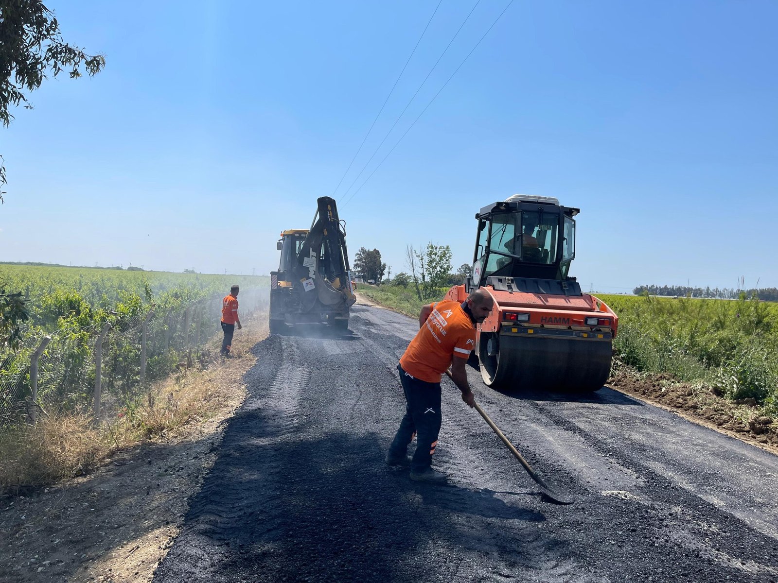 Mersin Büyükşehir’den çiftçilerin kullandığı set yolunda yenileme çalışması